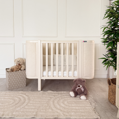 Pătuț pentru bebeluși tapițat, cu funcție co-sleeping, model Victoria, dimensiuni 120 × 60 cm – Milky