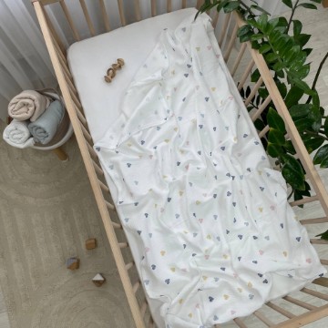 Descoperă pătura din muselină pentru bebeluși – Design cu inimioare colorate