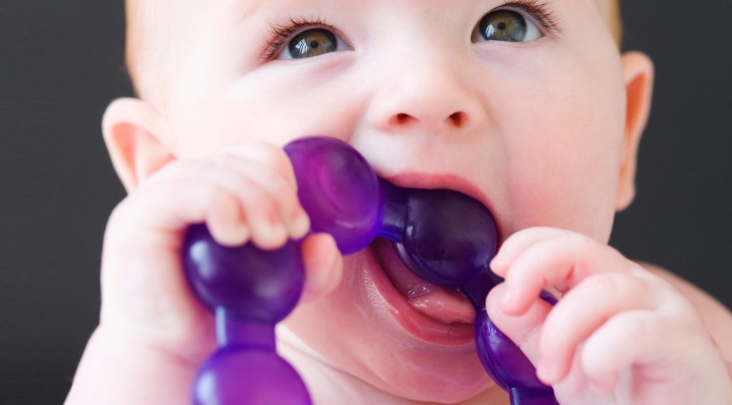 Cum sa usurezi dentitia unui bebe