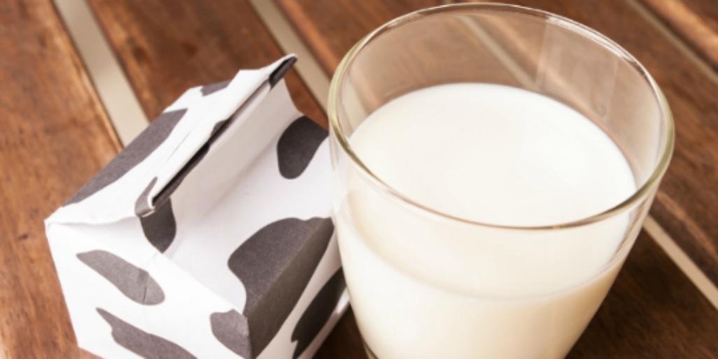 La ce vârstă este recomandat să introducem laptele de vacă în alimentația bebelușului?