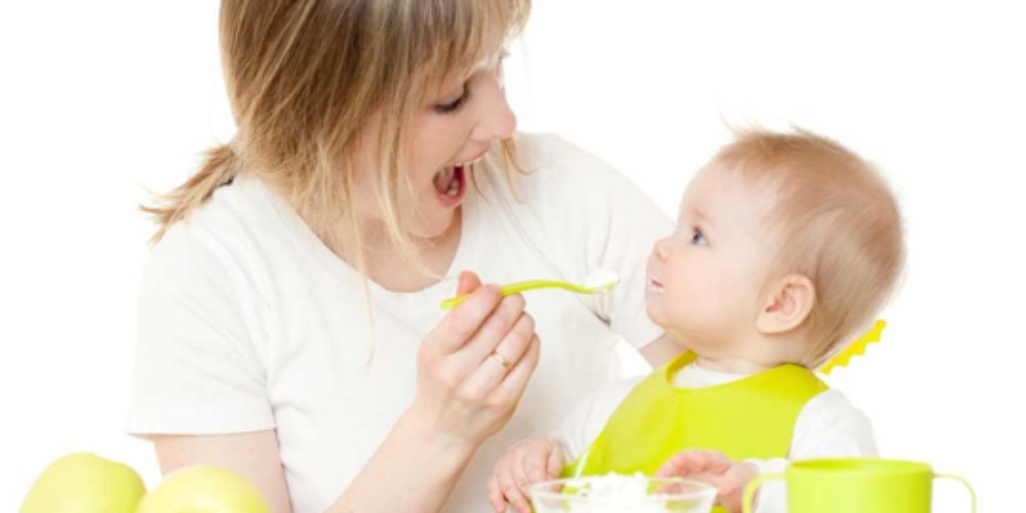 Când să introduci alimente solide în dieta bebelușului tău