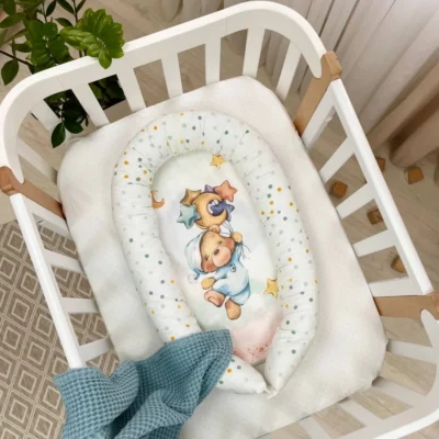 Baby nest co-sleeping Ursulet albastru - Dimensiuni: 70×43 +/- 2cm, cu spațiul de dormit de 57×27 +/- 2cm, ideal pentru nou-născuți.