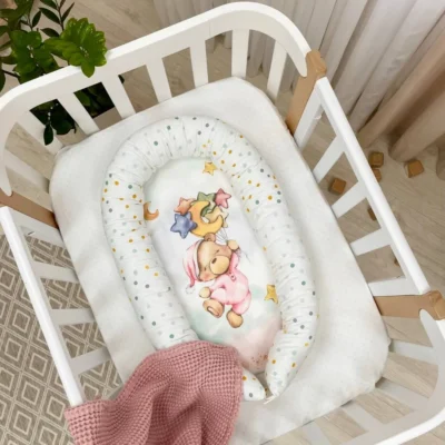 Baby nest co-sleeping Ursulet roz - Dimensiuni: 70×43 +/- 2cm, cu spațiul de dormit de 57×27 +/- 2cm, ideal pentru nou-născuți.