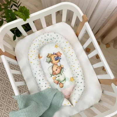 Baby nest co-sleeping Ursulet verde menta - Dimensiuni: 70×43 +/- 2cm, cu spațiul de dormit de 57×27 +/- 2cm, ideal pentru nou-născuți.