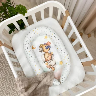 Baby nest co-sleeping Ursulet bej - Dimensiuni: 70×43 +/- 2cm, cu spațiul de dormit de 57×27 +/- 2cm, ideal pentru nou-născuți.