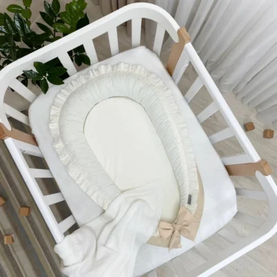 Baby Nest co-sleeping cu doua fete, milky-crem - Utilizare dublă: 2 fețe – se poate întoarce pe ambele părți (milky sau crem). Dimensiuni de dormit 65×30 cm.
