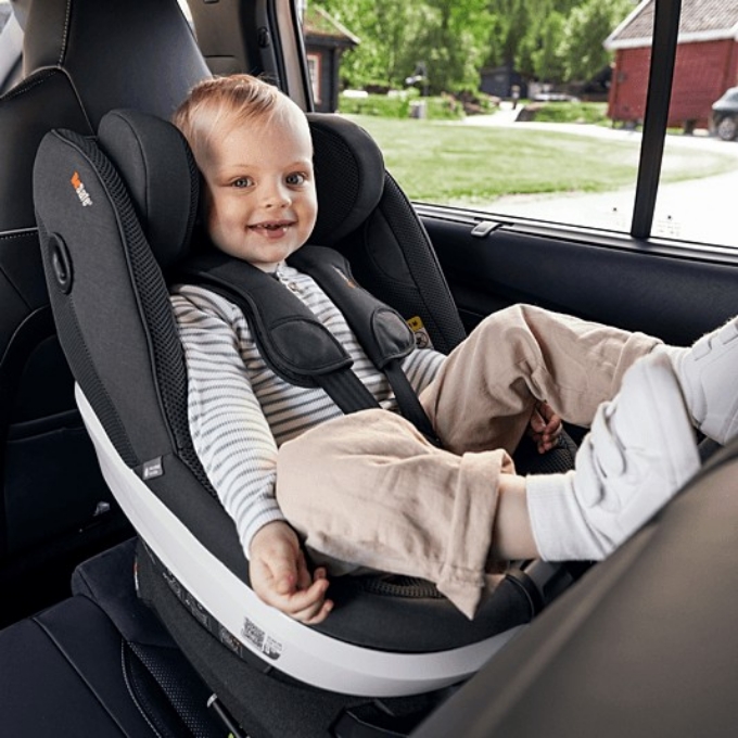 Poza cu Scaun auto rotativ BeSafe Beyond 360 Negru SoftBreeze - Siguranță și confort pentru copii până la 6 ani