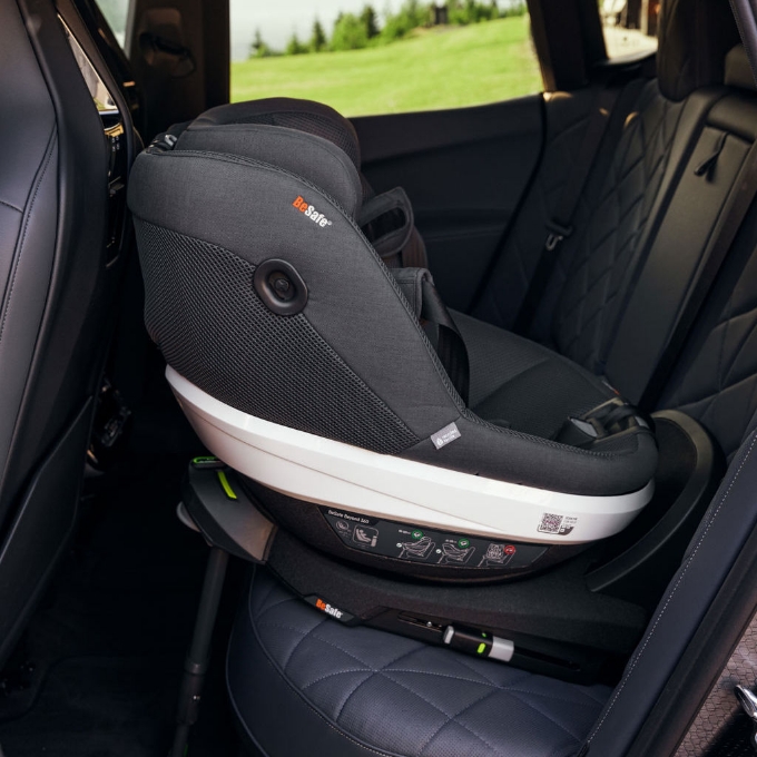 Poza cu Bază ISOfix BeSafe Beyond - Siguranță și Confort pentru Copilul Tău