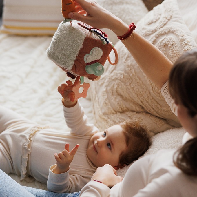 Poza cu Jucarie cub activitati Iepurasul Karo Babyono 1683