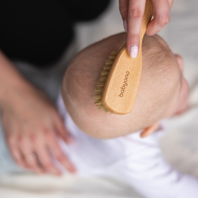 Poza cu Perie bebe din lemn cu peri naturali babyono 1655
