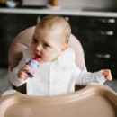 Poza cu Dispozitiv hranire copii cu rasucire Babyono floare mov 1542
